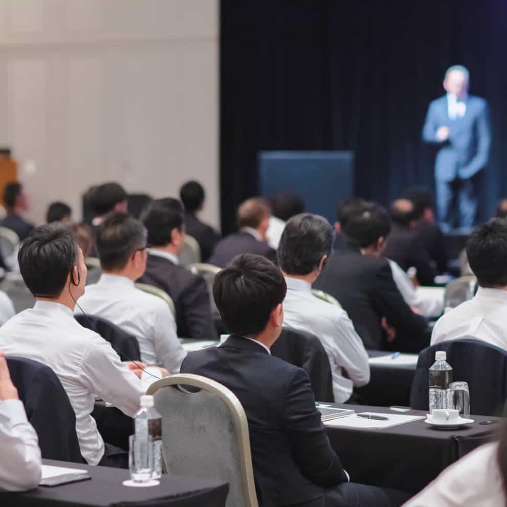 大規模イベントの進行管理に対応できる司会者をキャスティング