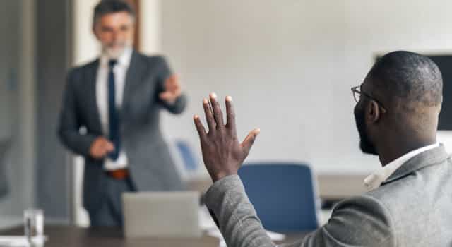 英語での質疑応答や説明が必要なIR説明会の司会進行