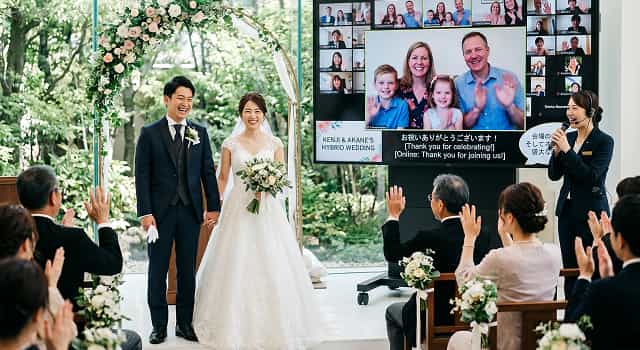 海外在住の親族がオンライン参加するハイブリッド結婚式でバイリンガル司会が求められるケース