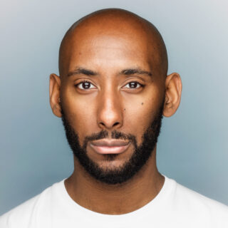 イギリス英語のナレーター/ナレーションのジョー・トロイ